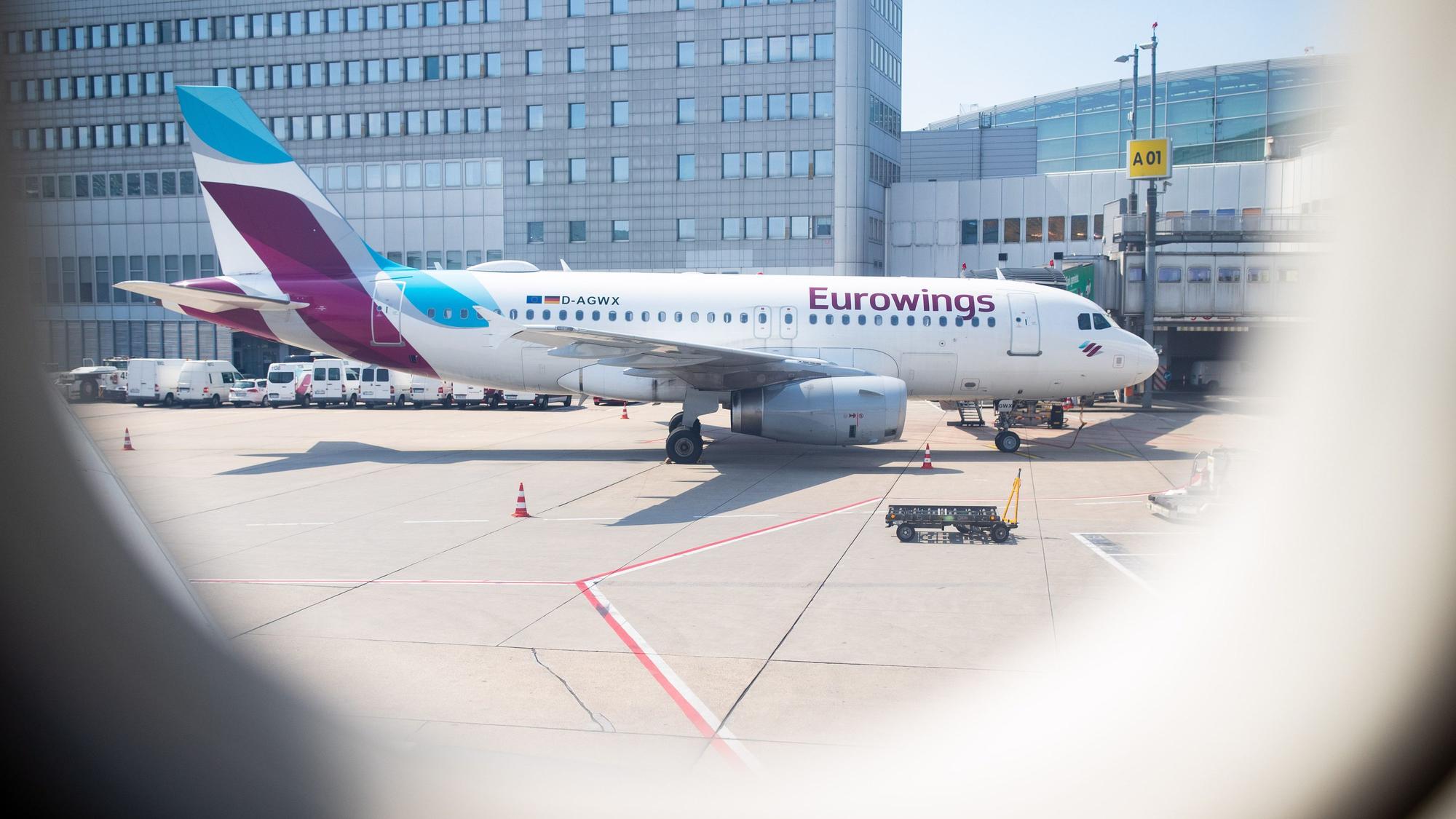 Eine Maschine von Eurowings steht auf dem Flughafen.