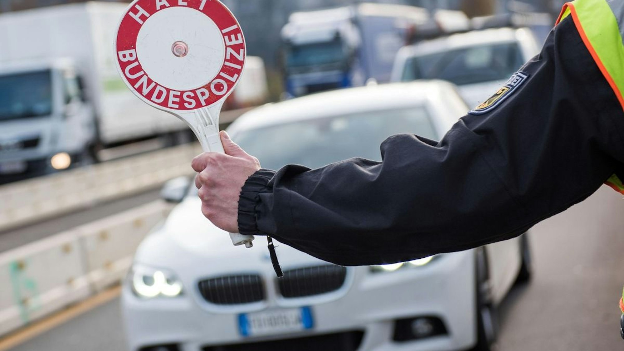 Ein Fahrzeug der Bundespolizei steht auf einem Rastplatz.