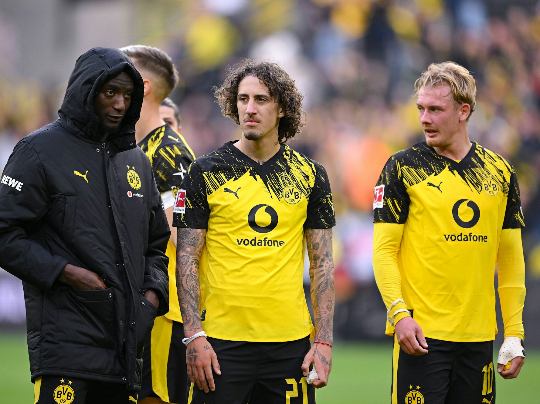 Drei Stürmer des BVB nach einem Spiel.