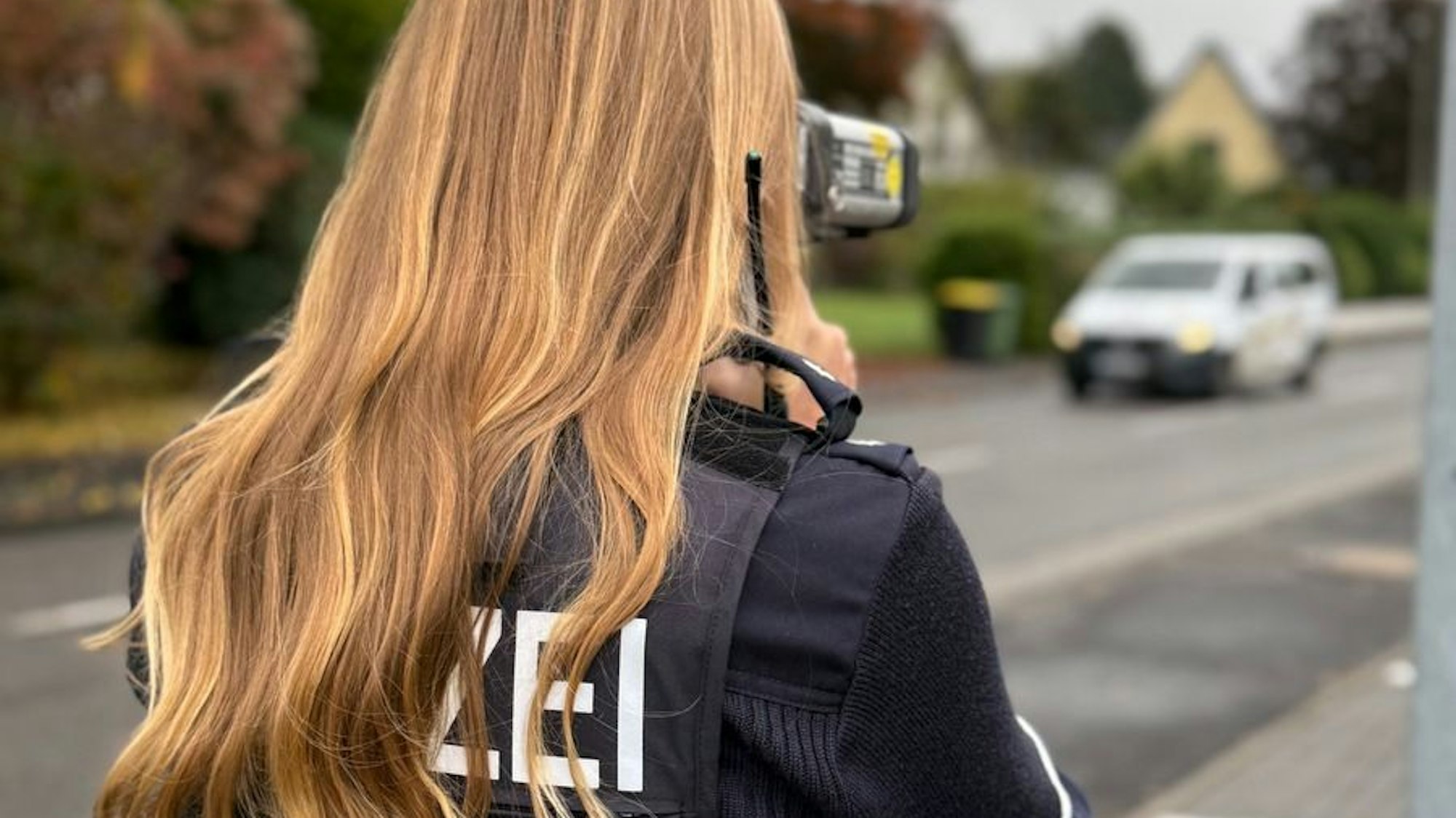 Ein Polizist führt eine Geschwindigkeitskontrolle durch.