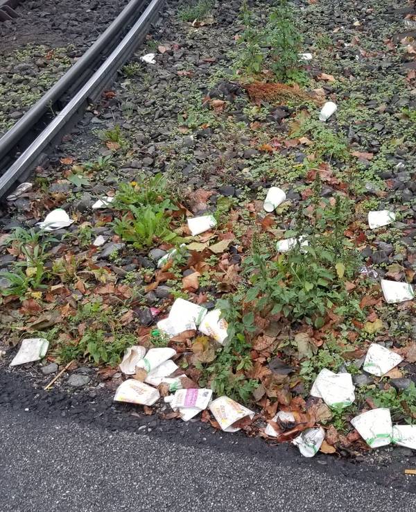 Marathon-Müll liegt am Neumarkt im Gleisbett der KVB.