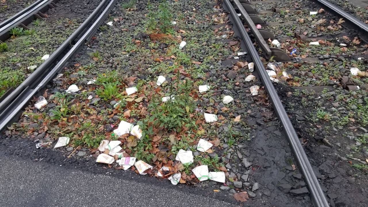 Marathon-Müll liegt am Neumarkt im Gleisbett der KVB.
