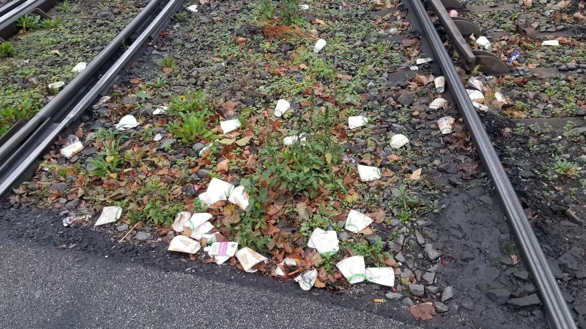 Marathon-Müll liegt am Neumarkt im Gleisbett der KVB.