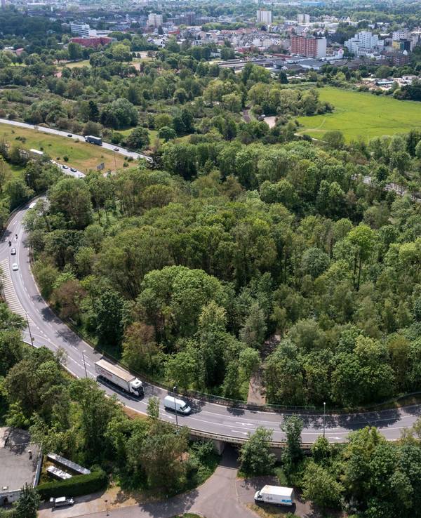 Blick auf das Niehler Ei. Der Verkehrsknoten verbindet die Industriestraße (Zubringer A1) und die Bremerhavener Straße (Verlängerung Militärring) im Kölner Norden. (Luftaufnahme mit Drohne)
