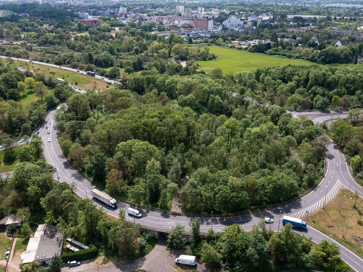 Blick auf das Niehler Ei. Der Verkehrsknoten verbindet die Industriestraße (Zubringer A1) und die Bremerhavener Straße (Verlängerung Miltitärring) im Kölner Norden. (Luftaufnahme mit Drohne)