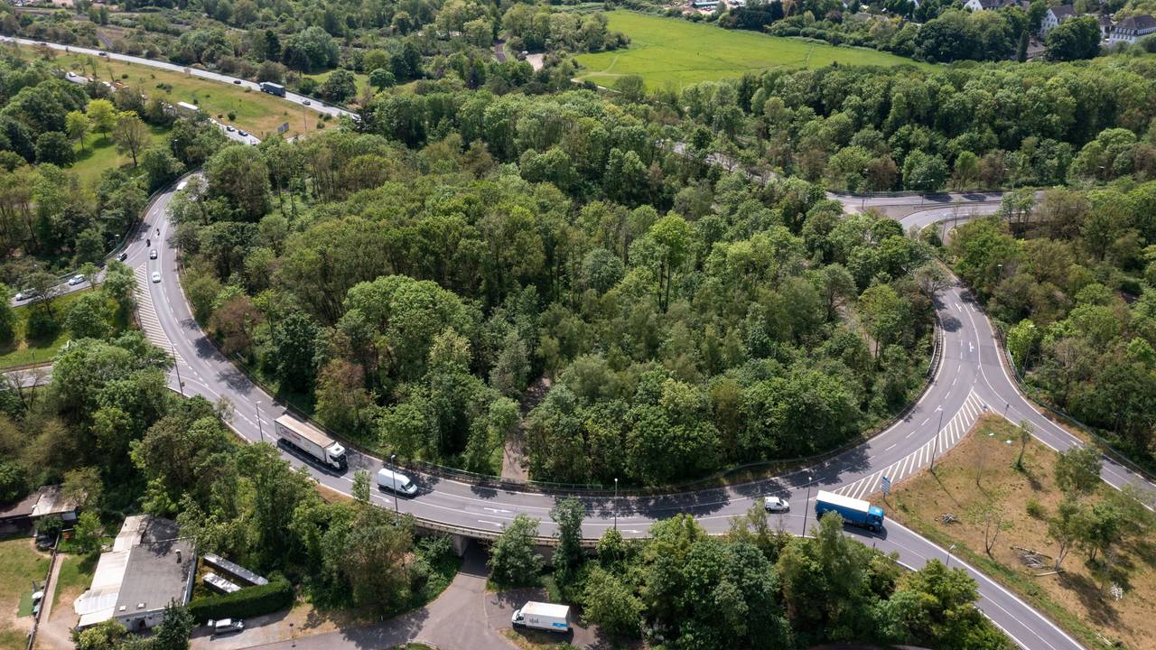 Blick auf das Niehler Ei. Der Verkehrsknoten verbindet die Industriestraße (Zubringer A1) und die Bremerhavener Straße (Verlängerung Militärring) im Kölner Norden. (Luftaufnahme mit Drohne)