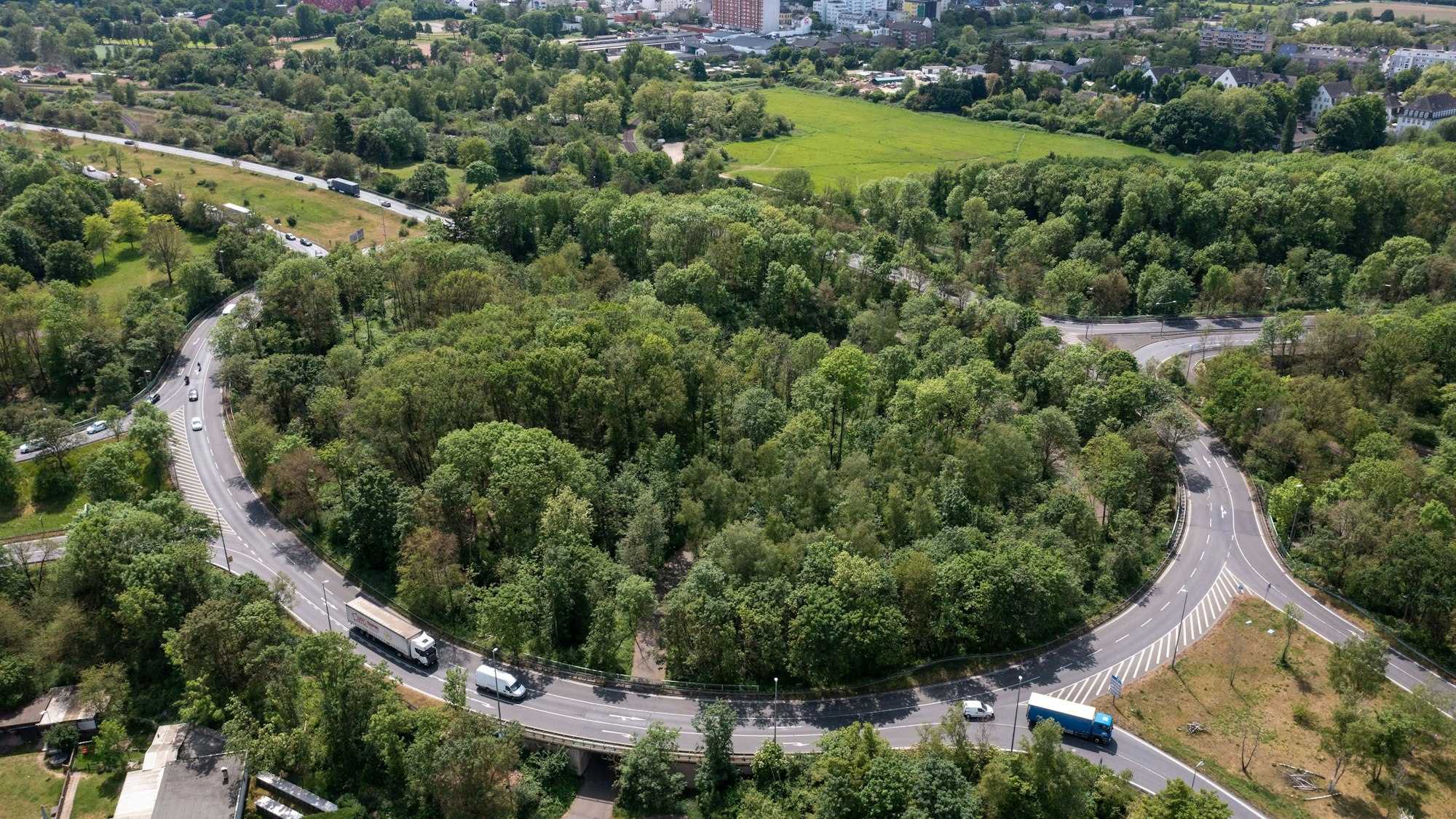 Verkehrsknotenpunkt Niehler Ei (Archivfoto). Hier kam es am Donnerstagmorgen zu Verkehrsbehinderungen durch eine Baustelle.