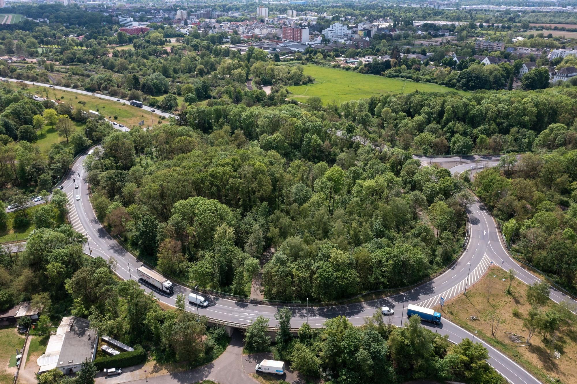 Blick auf das Niehler Ei. Der Verkehrsknoten verbindet die Industriestraße (Zubringer A1) und die Bremerhavener Straße (Verlängerung Militärring) im Kölner Norden. (Luftaufnahme mit Drohne)
