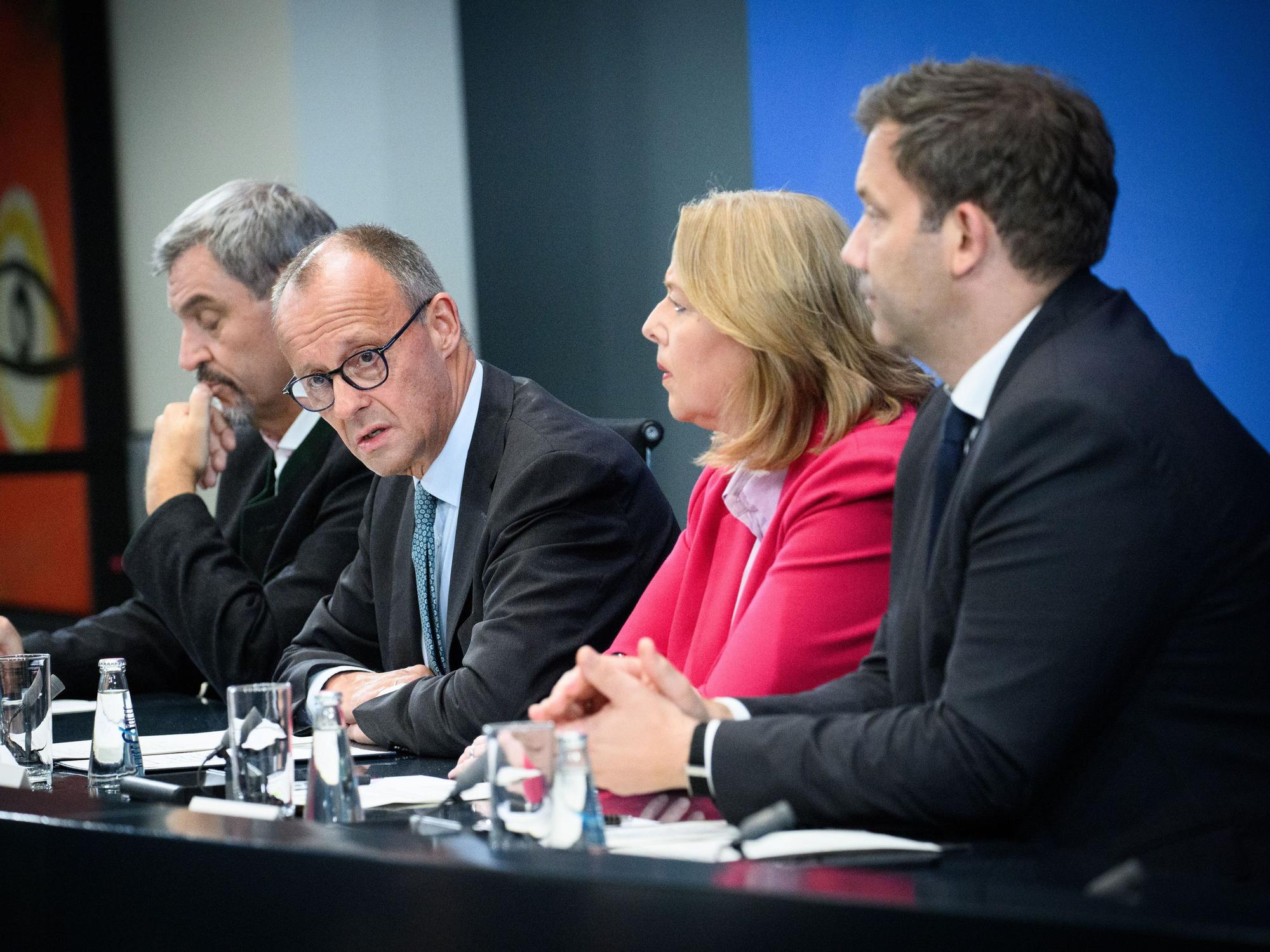 Markus Söder, Friedrich Merz, Bärbel Bas und Lars Klingbeil äußern sich bei einer Pressekonferenz nach der ersten Sitzung des Koalitionsausschusses nach der Sommerpause im Bundeskanzleramt.