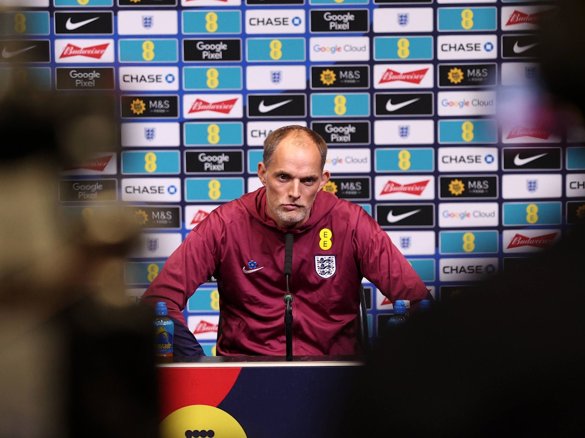 Thomas Tuchel mit genervtem Blick bei einer Pressekonferenz.