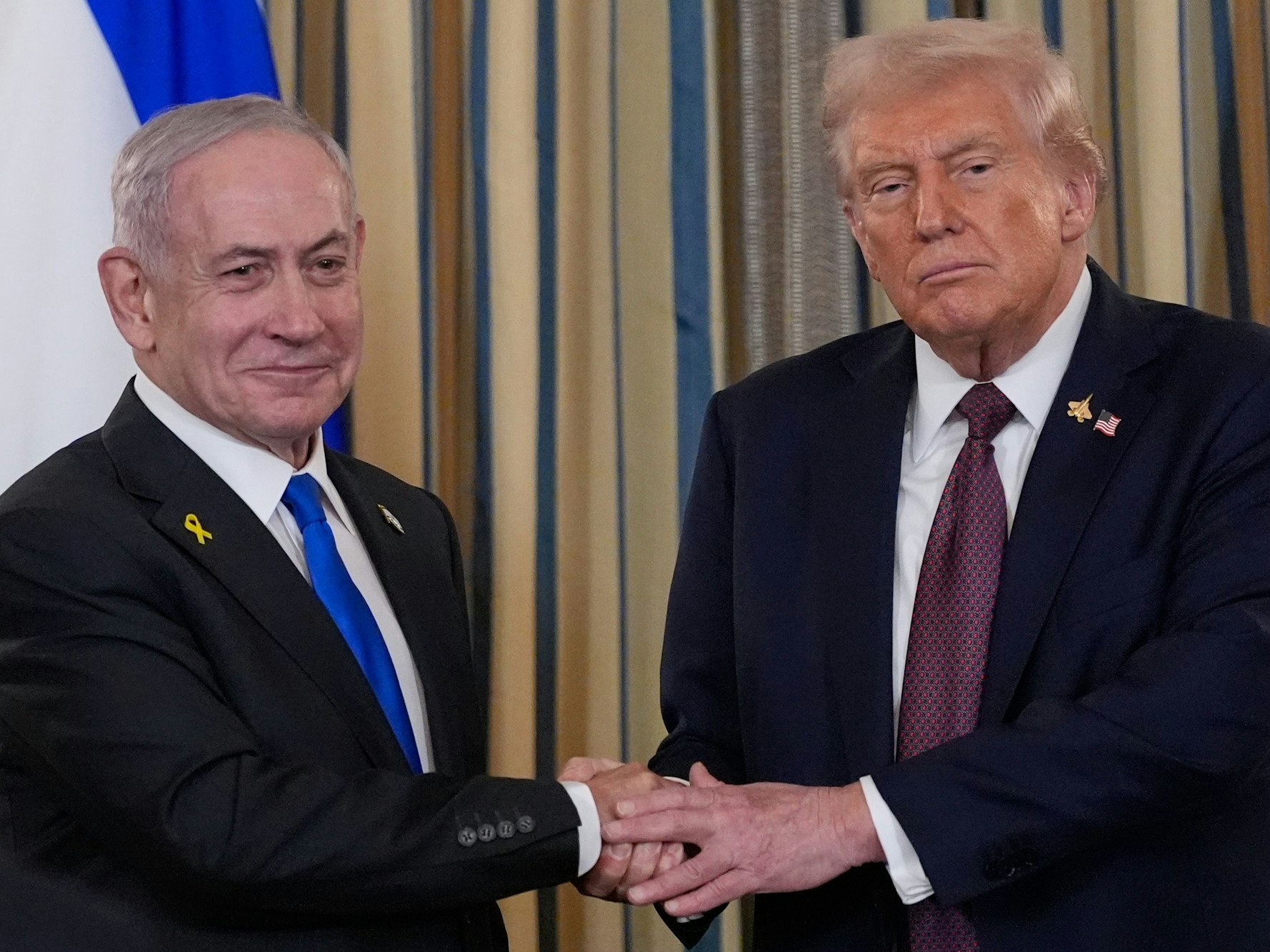 Israels Ministerpräsident Benjamin Netanjahu schüttelt US-Präsident Donald Trump nach einer Pressekonferenz im State Dining Room des Weißen Hauses die Hand.
