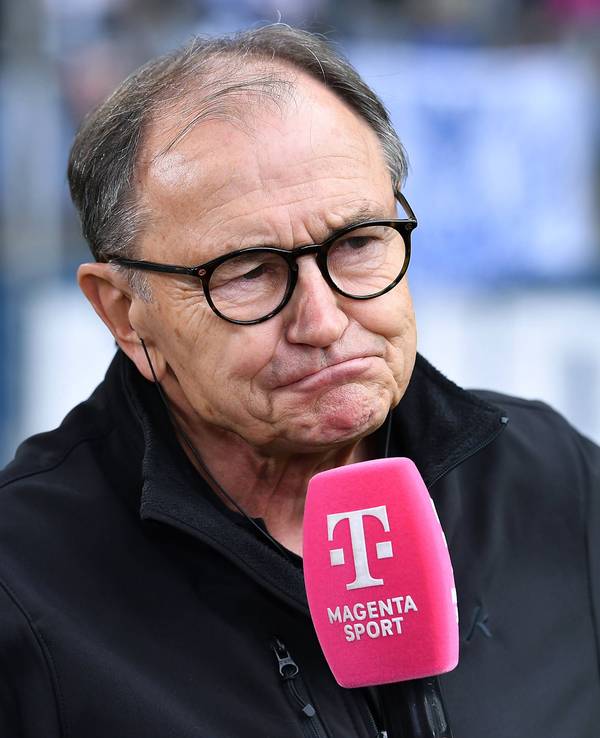 Ewald Lienen sprich in ein Mikro von MagentaSport.