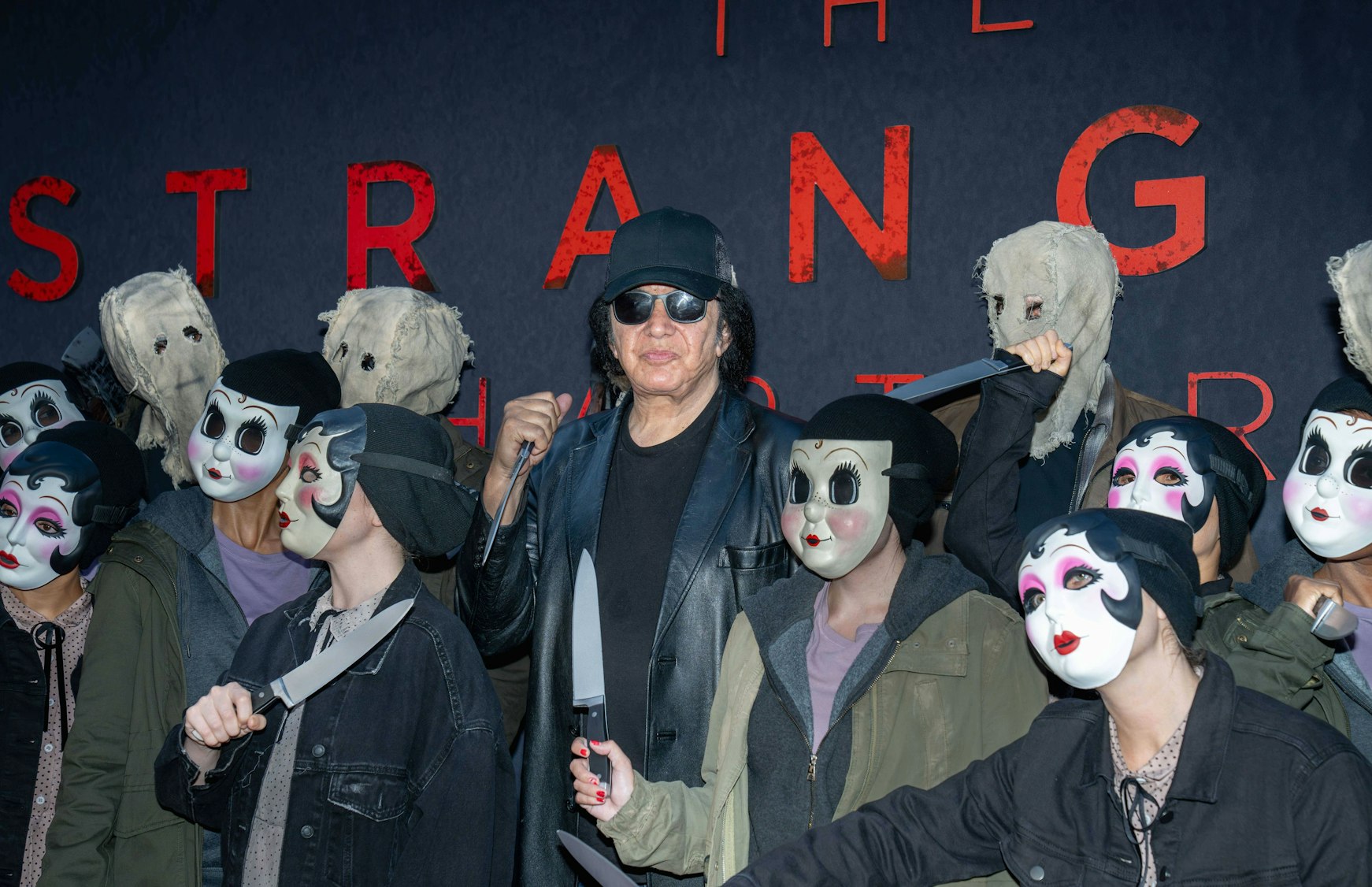 Gene Simmons symbolisch mit Masken und Messern für „The Strangers“-Horrorfilm