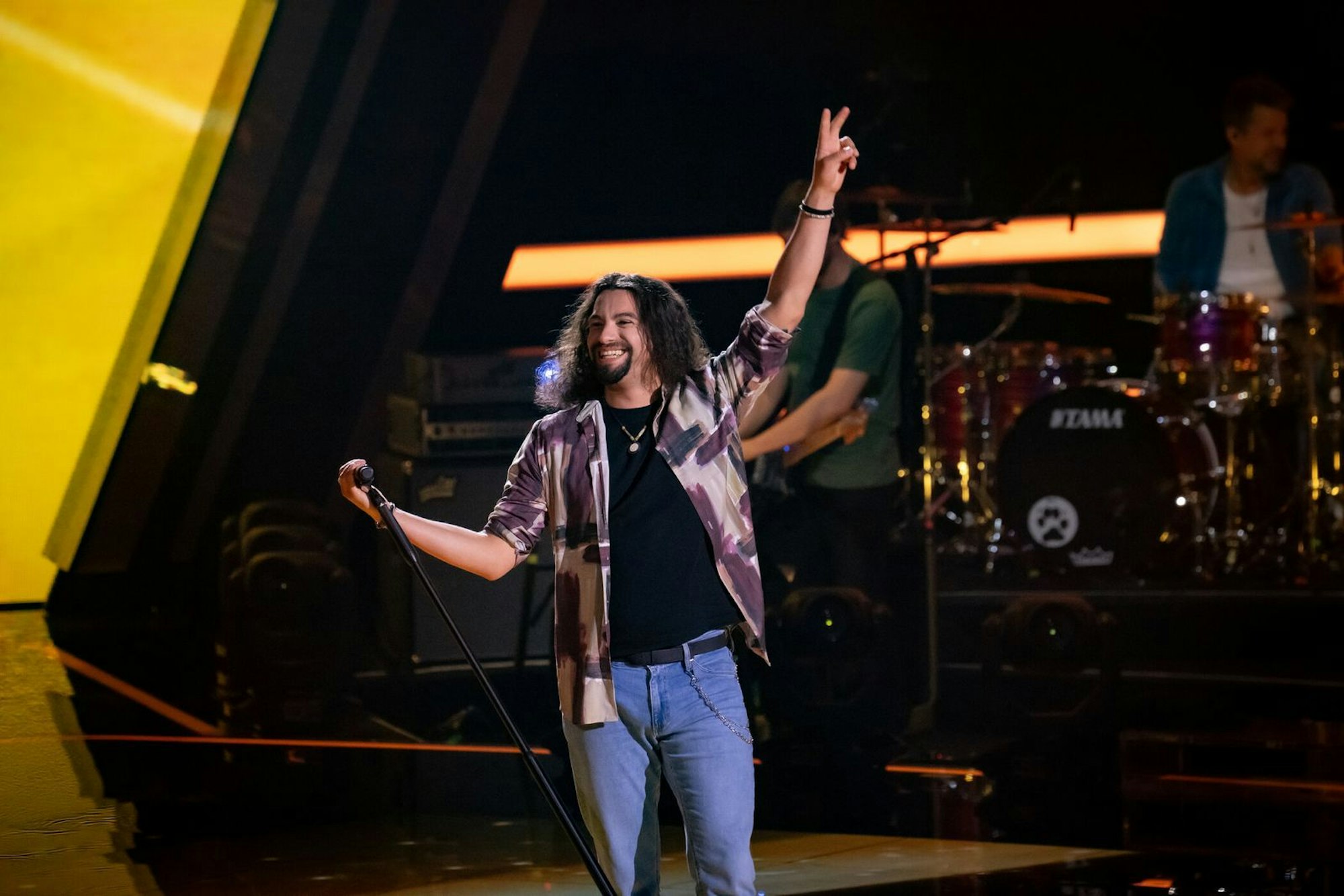 Tobias liebt und lebt den lauten Rock. Seine Darbietung des Europe-Klassikers „Final Countdown“ löste gemischte Gefühle aus. „Ich hasse den Song“, sagte Smudo. Tobias sollte trotzdem ins Fanta-4-Tier. Er entschied sich für Rea Garvey. (Bild: Joyn/ Claudius Pflug)