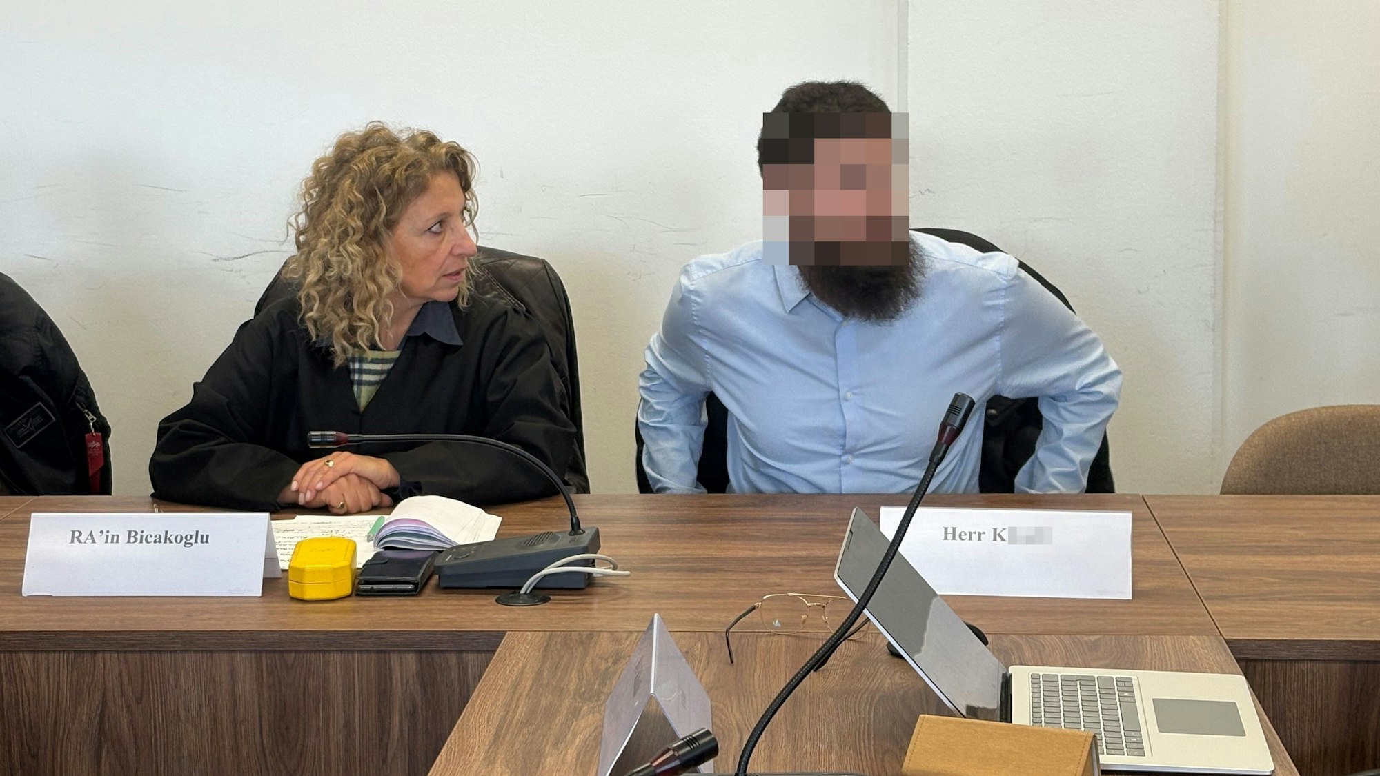 Der Angeklagte Fauzi K. („Goldpate“) mit seiner Verteidigerin Funda Bicakoglu im Kölner Landgericht