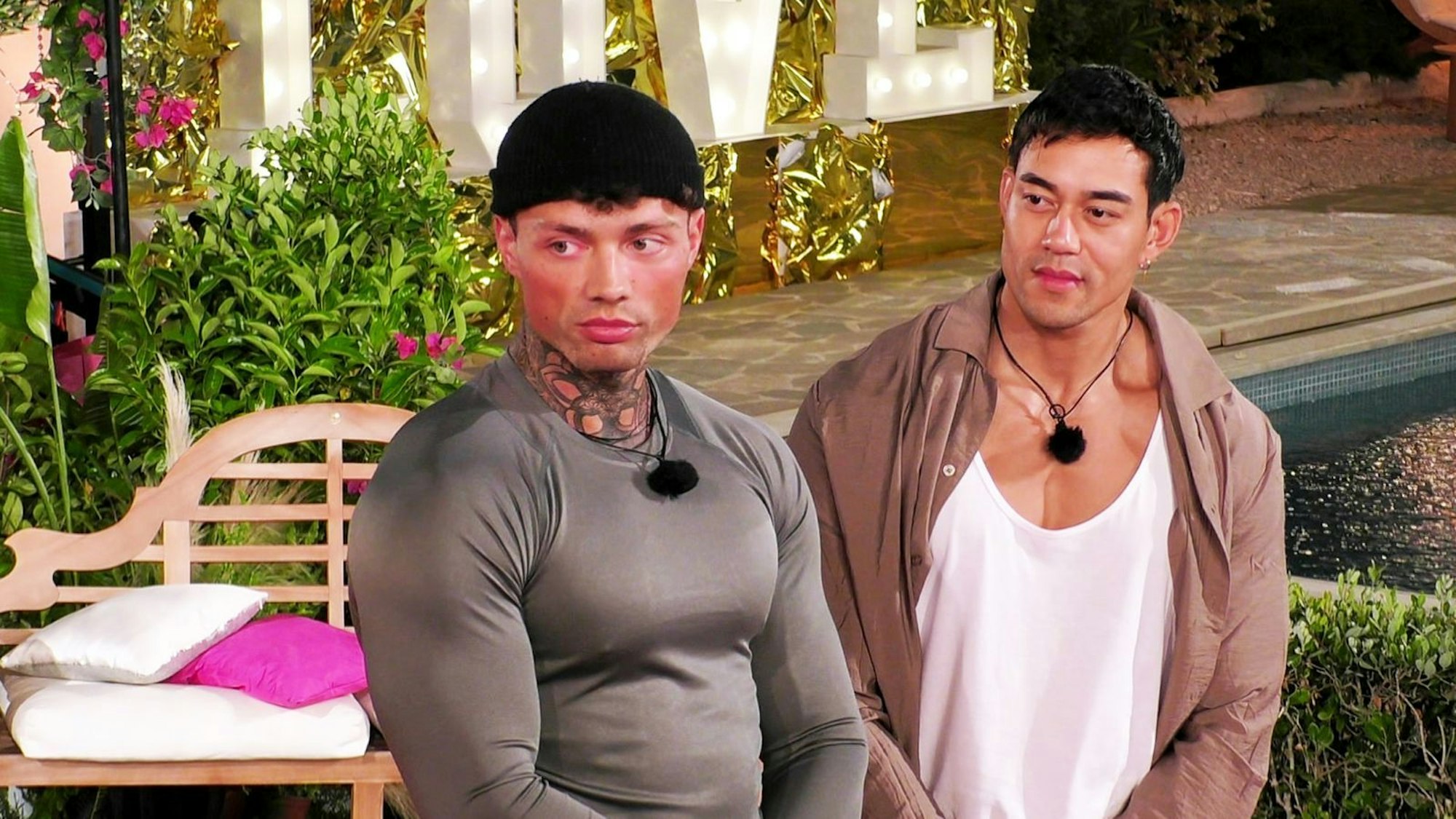 Die Singles Josua (l.) und Nam müssen die Villa verlassen (Bild: RTLZWEI)