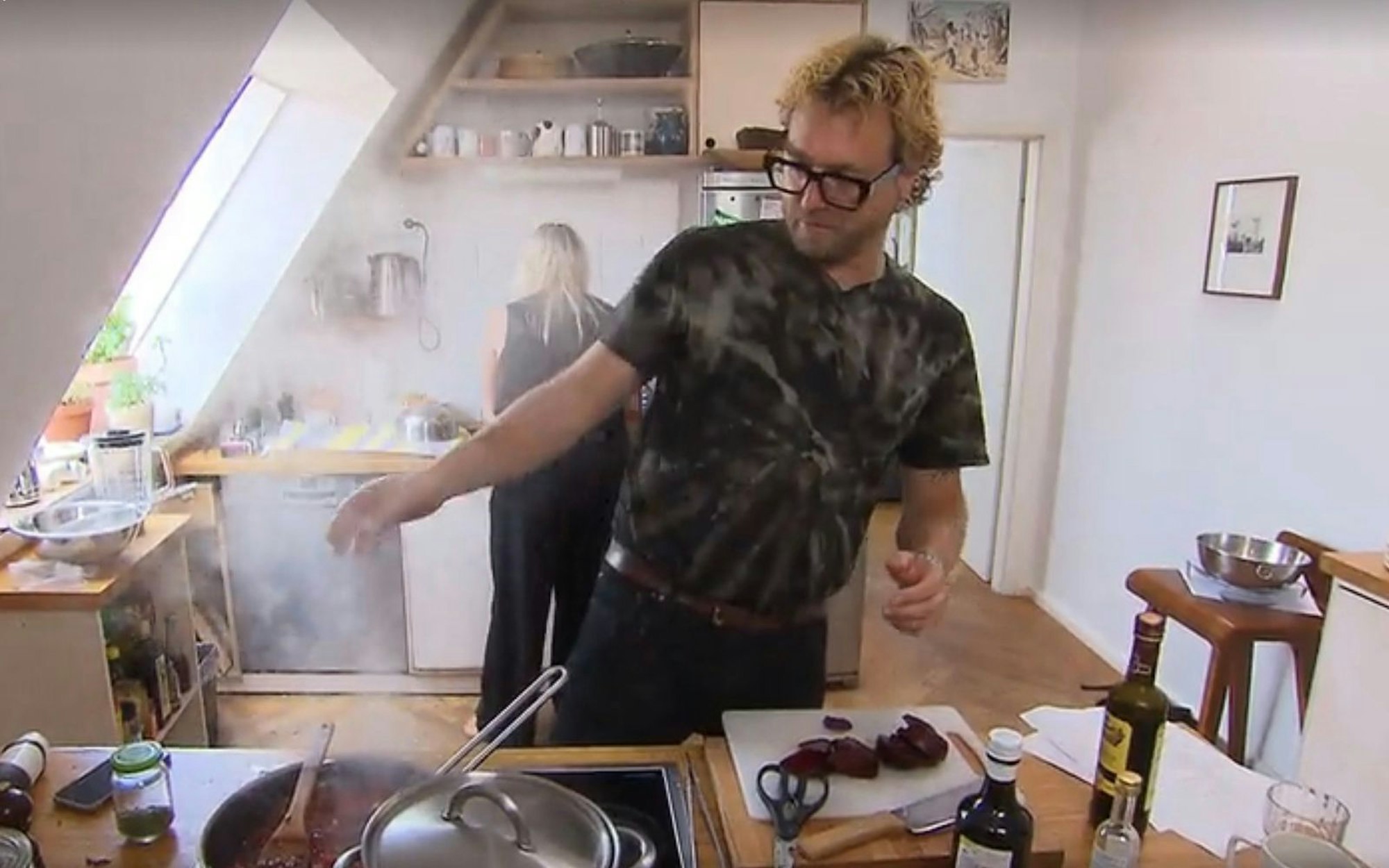 „Es brennt und ich brenne auch“: Bei Stephen ist Action in der Küche (Bild: RTL)