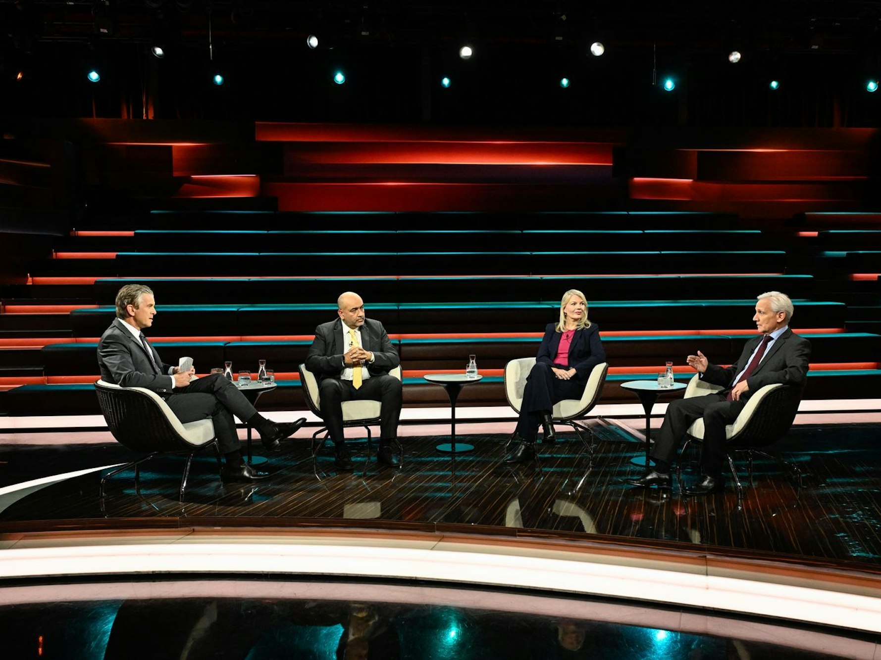 Im Studio diskutierte Markus Lanz am Mittwoch mit (von links) Omid Nouripour, Annett Meiritz und Jurist Kirk Junker. (Bild: ZDF / Markus Hertrich)