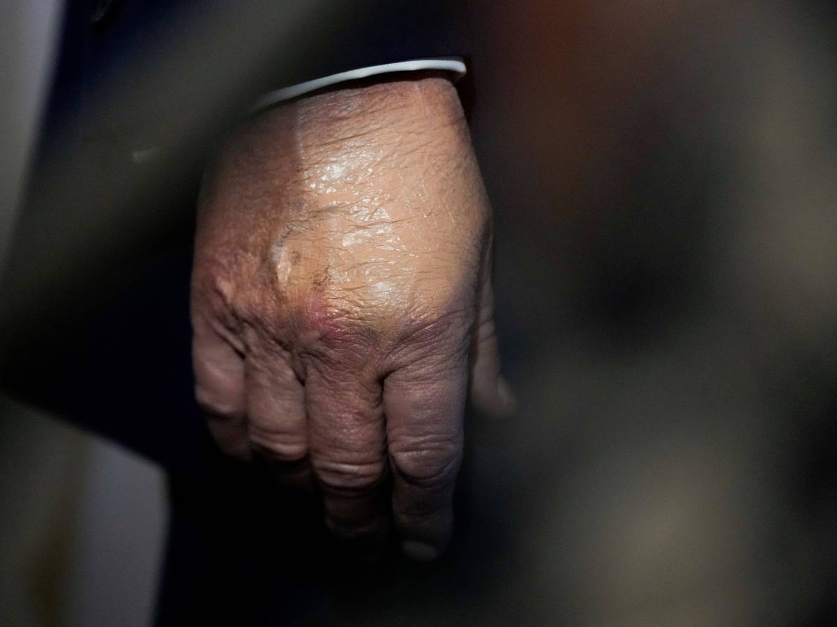 US-Präsident Donald Trump trägt Make-up an der Hand, als er an Bord der Air Force One zu Reportern spricht.