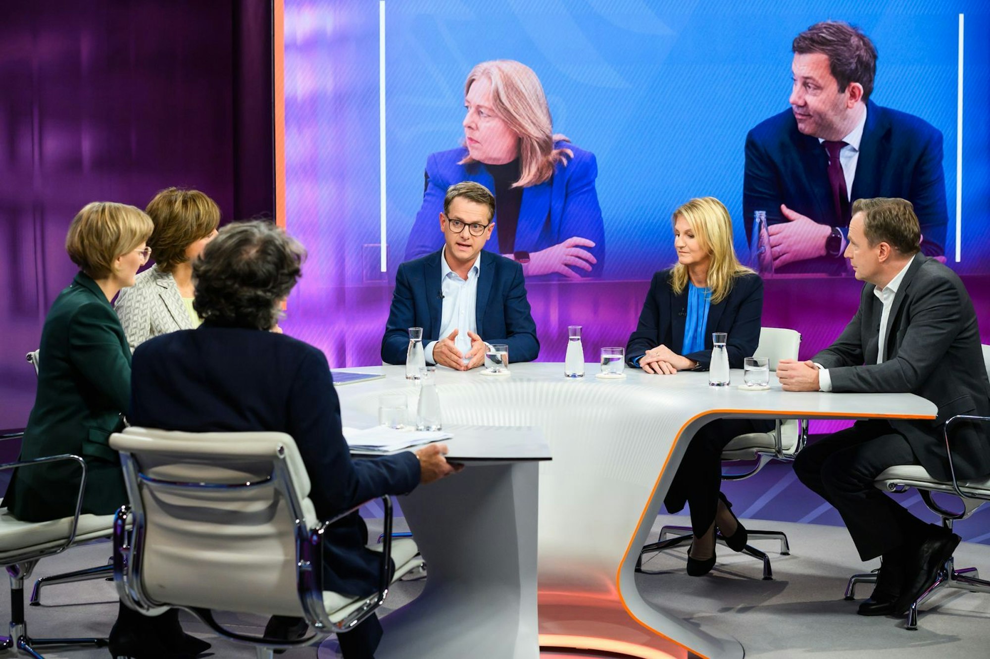 Reformen - oder doch nur „Reförmchen“? Am Donnerstagabend diskutierte die Runde bei „Maybrit Illner“ über die Ergebnisse der jüngsten Koalitionsverhandlungen. (Bild: ZDF / Jule Roehr)