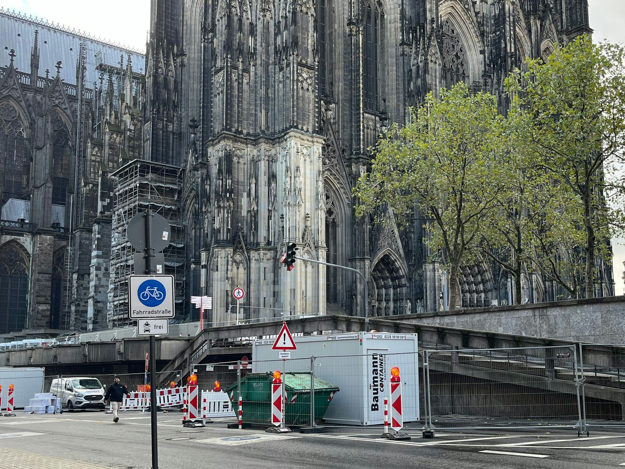 Am Kölner Dom stehen Baucontainer und Absperrungen.