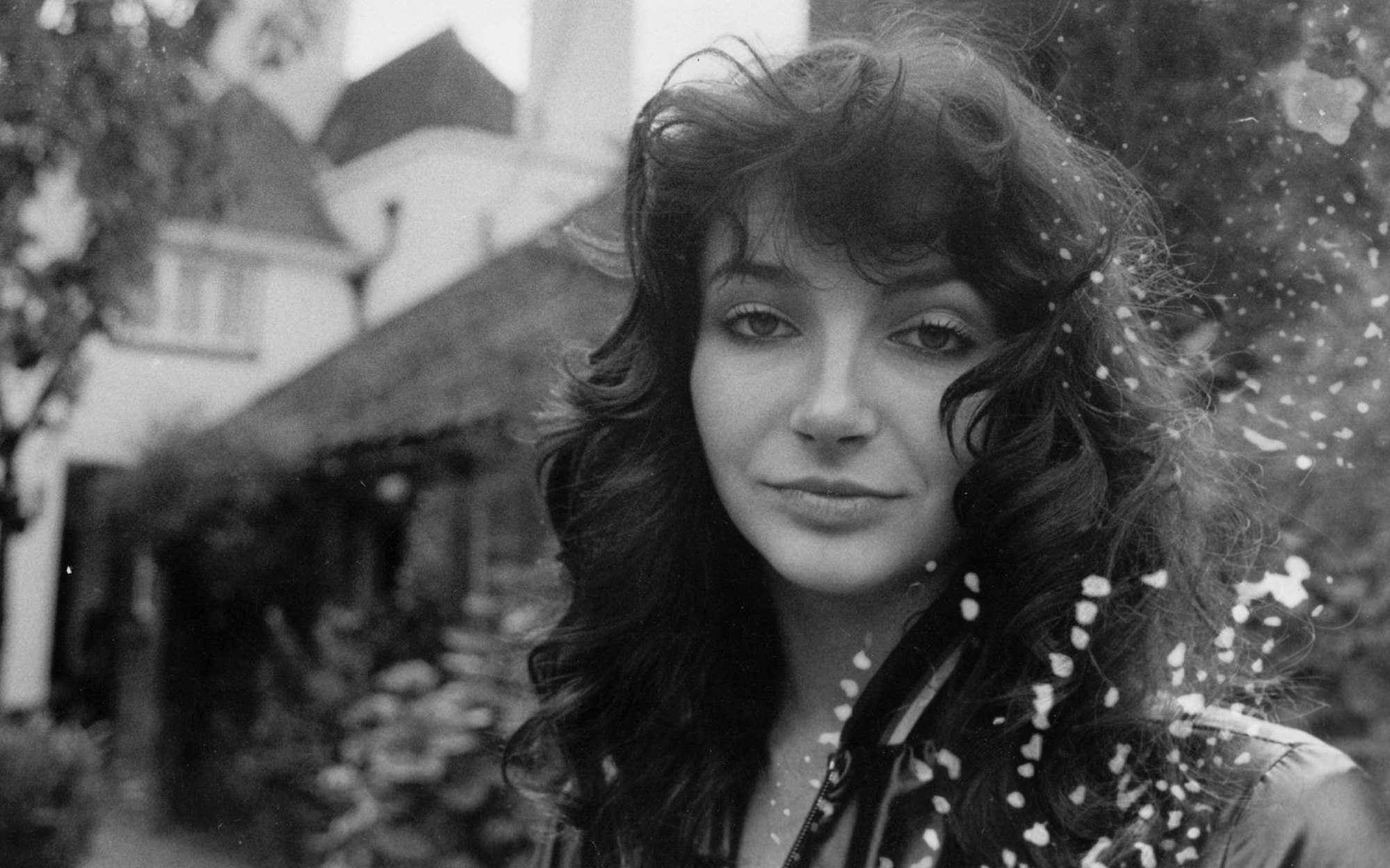 Die Ausnahmekünstlerin Kate Bush ist nur noch selten öffentlich zu sehen. ARTE widmet der Sängerin am Freitag, 10. Oktober, um 21:40 Uhr die Dokumentation „Kate Bush: Intensiv und andersartig“. (Bild: Chris Moorhouse/Evening Standard/Hulton Archive/Getty Images)