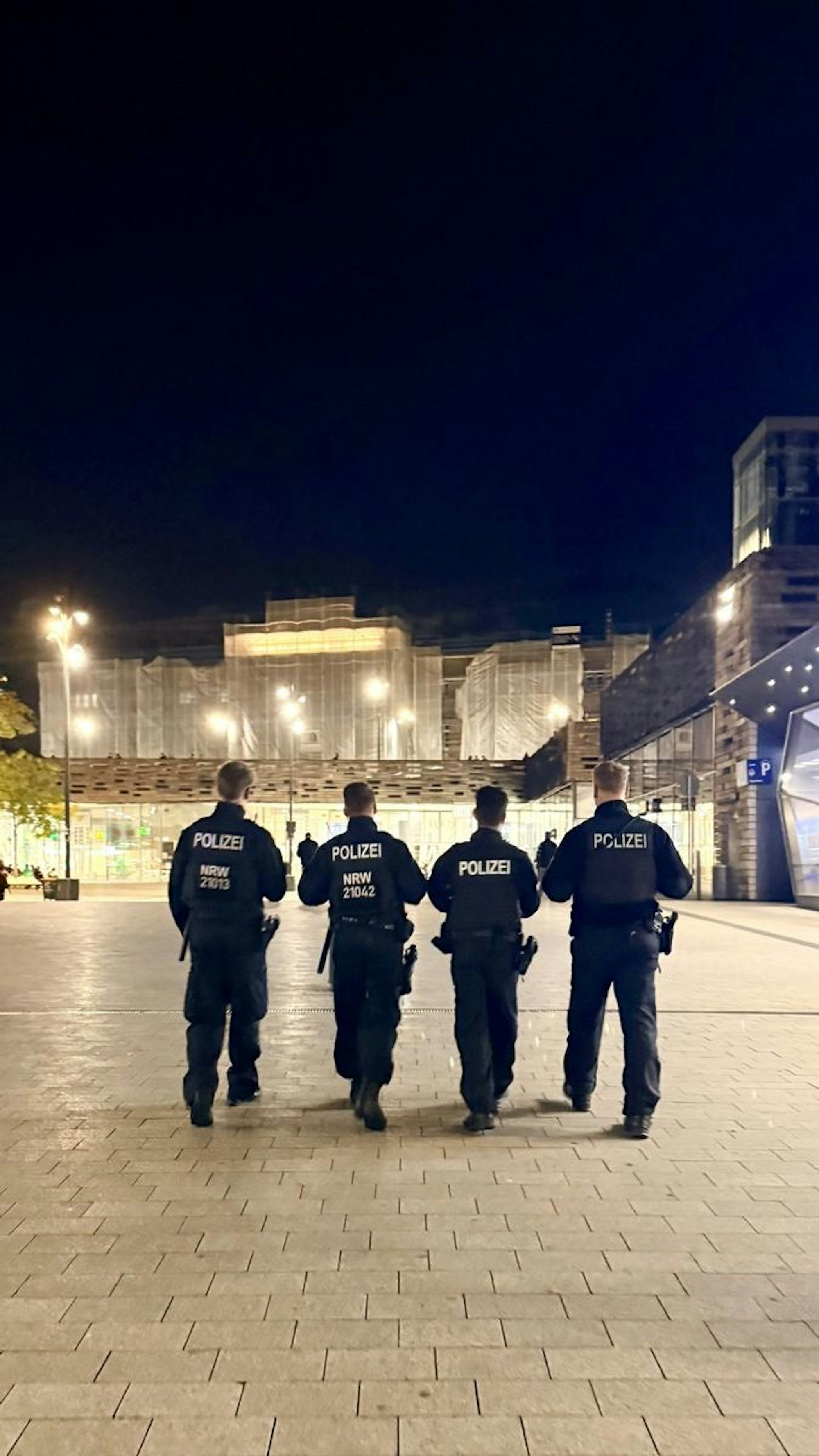 Sichergestellte Messer und eine Schusswaffe liegen auf dem Boden.