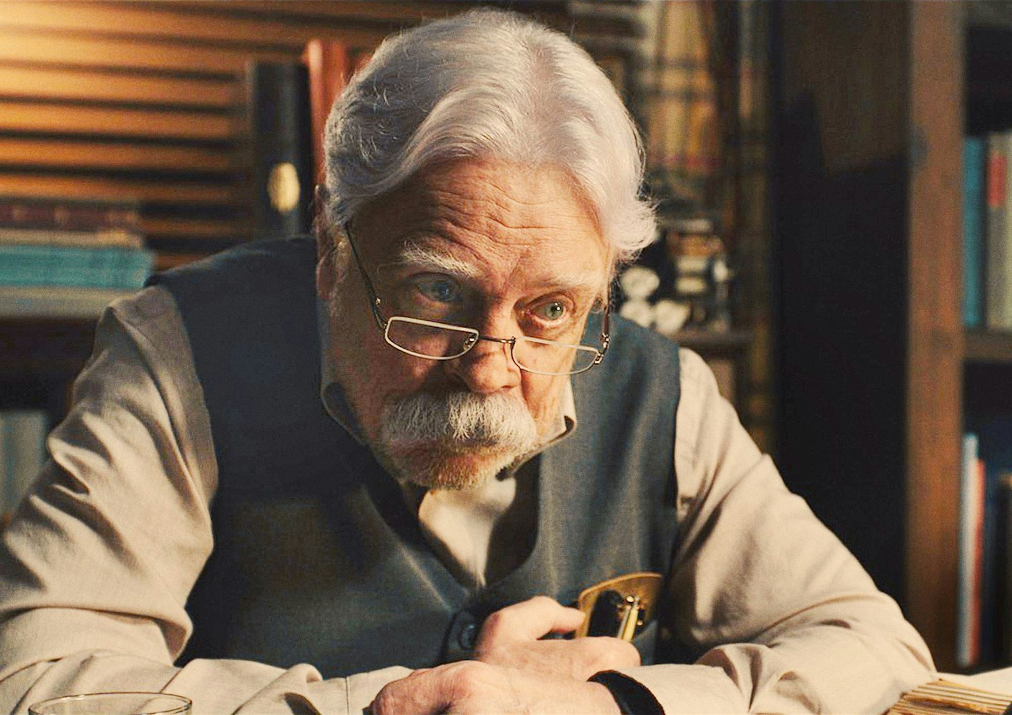 Hätten Sie ihn erkannt? „Star Wars“-Legende Mark Hamill verkörpert in „The Life of Chuck“ Albie Krantz, den Großvater des Protagonisten. (Bild: Leonine/Tobis Film)
