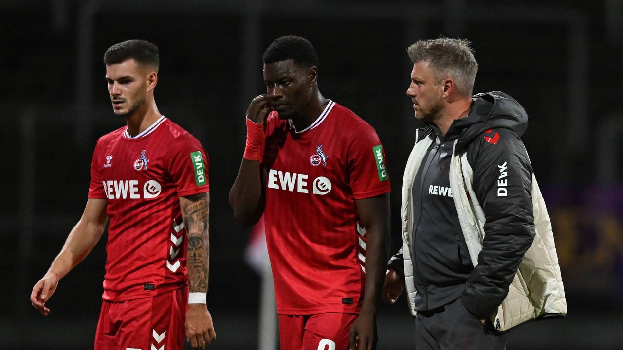 Tom Krauß , Ragnar Ache und Trainer Lukas Kwasniok nach der Niederlage gegen Viktoria Köln Köln.