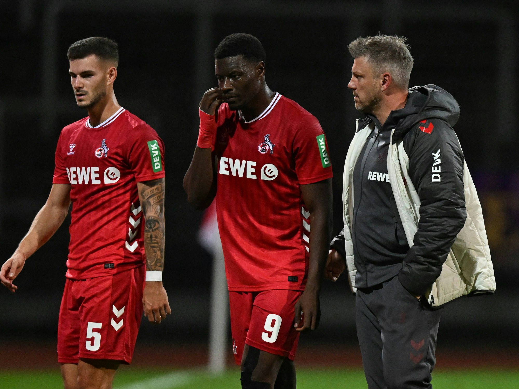 Tom Krauß , Ragnar Ache und Trainer Lukas Kwasniok nach der Niederlage gegen Viktoria Köln Köln.