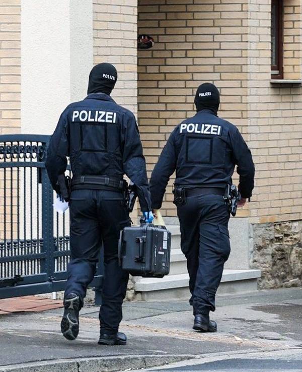 Polizisten sind bei einem Einsatz im Rahmen einer Razzia zu sehen.