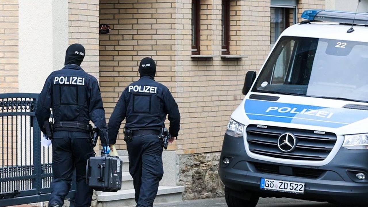 Polizisten sind bei einem Einsatz im Rahmen einer Razzia zu sehen.