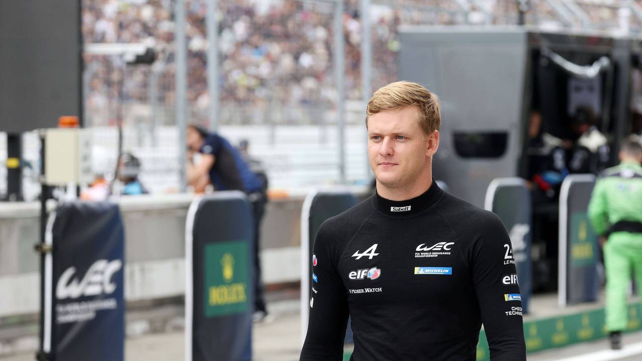 Mick Schumacher geht durch die Boxengasse.