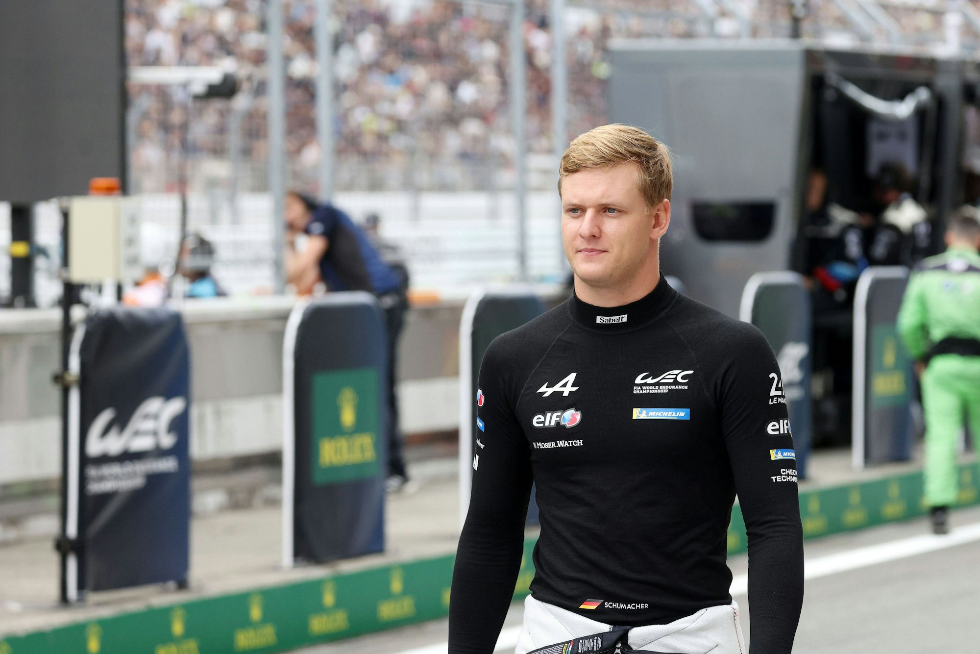 Mick Schumacher geht durch die Boxengasse.