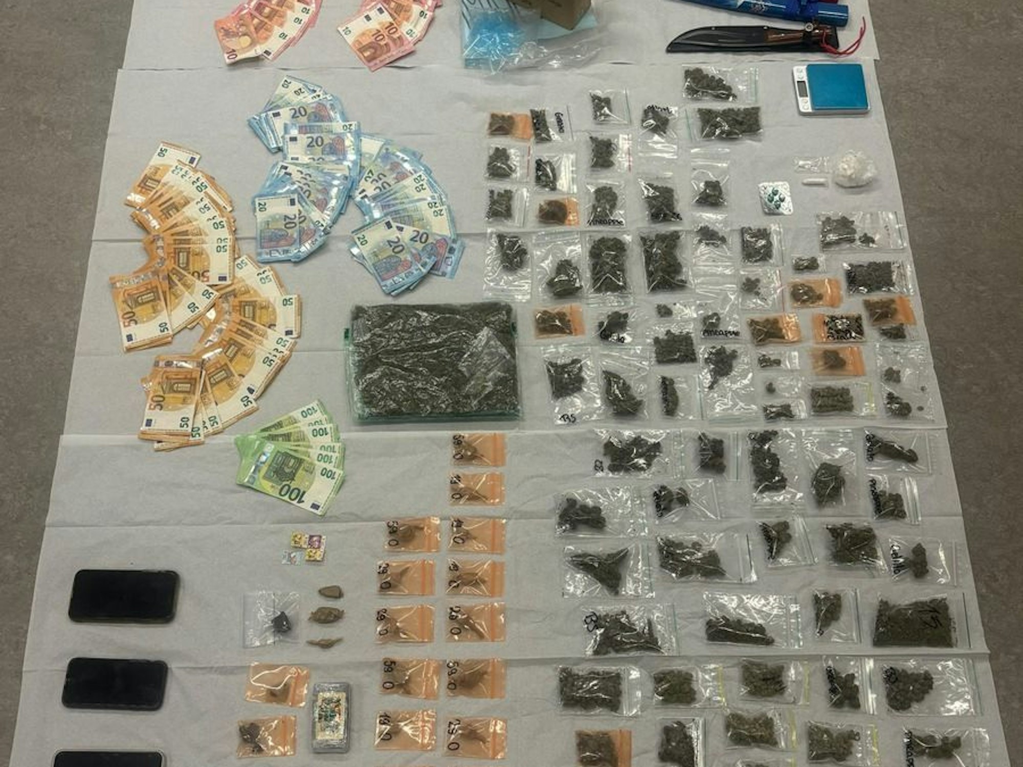 Sichergestellte Drogen, Bargeld und Waffen.