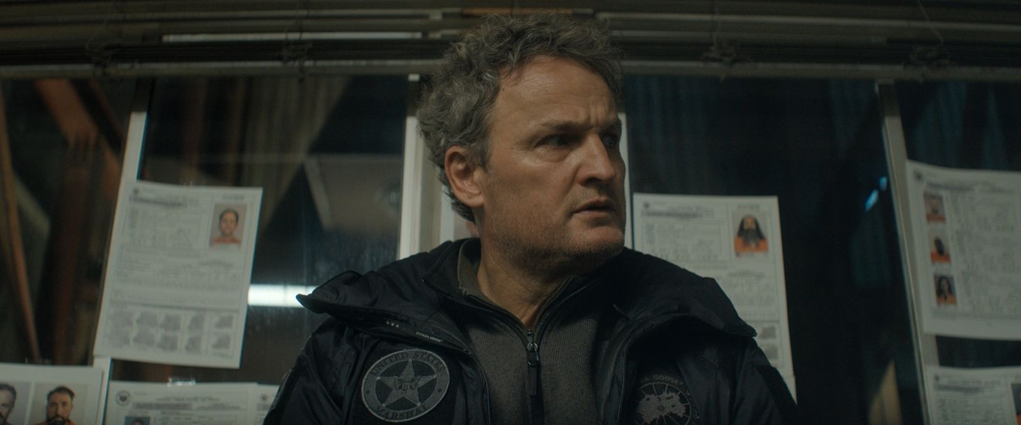 Seine beschauliche Welt steht plötzlich in Flammen: US-Marshal Frank Remnick (Jason Clarke). (Bild: © Apple TV+)