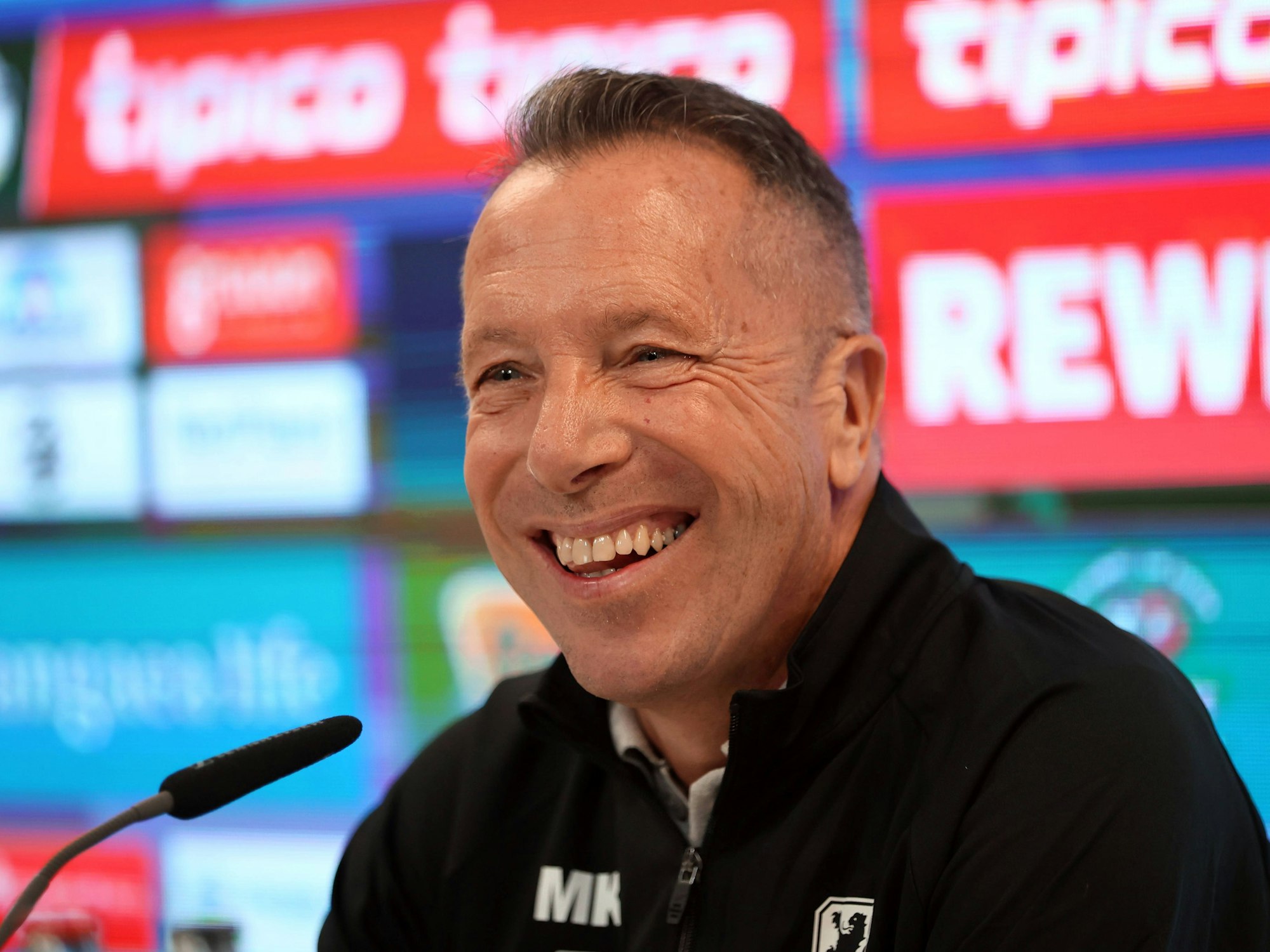 Markus Kauczinski lächelt bei seiner Vorstellungs-PK in München.