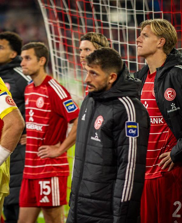 Die Fortuna-Spieler stehen nach dem Spiel enttäuscht vor der Fankurve.