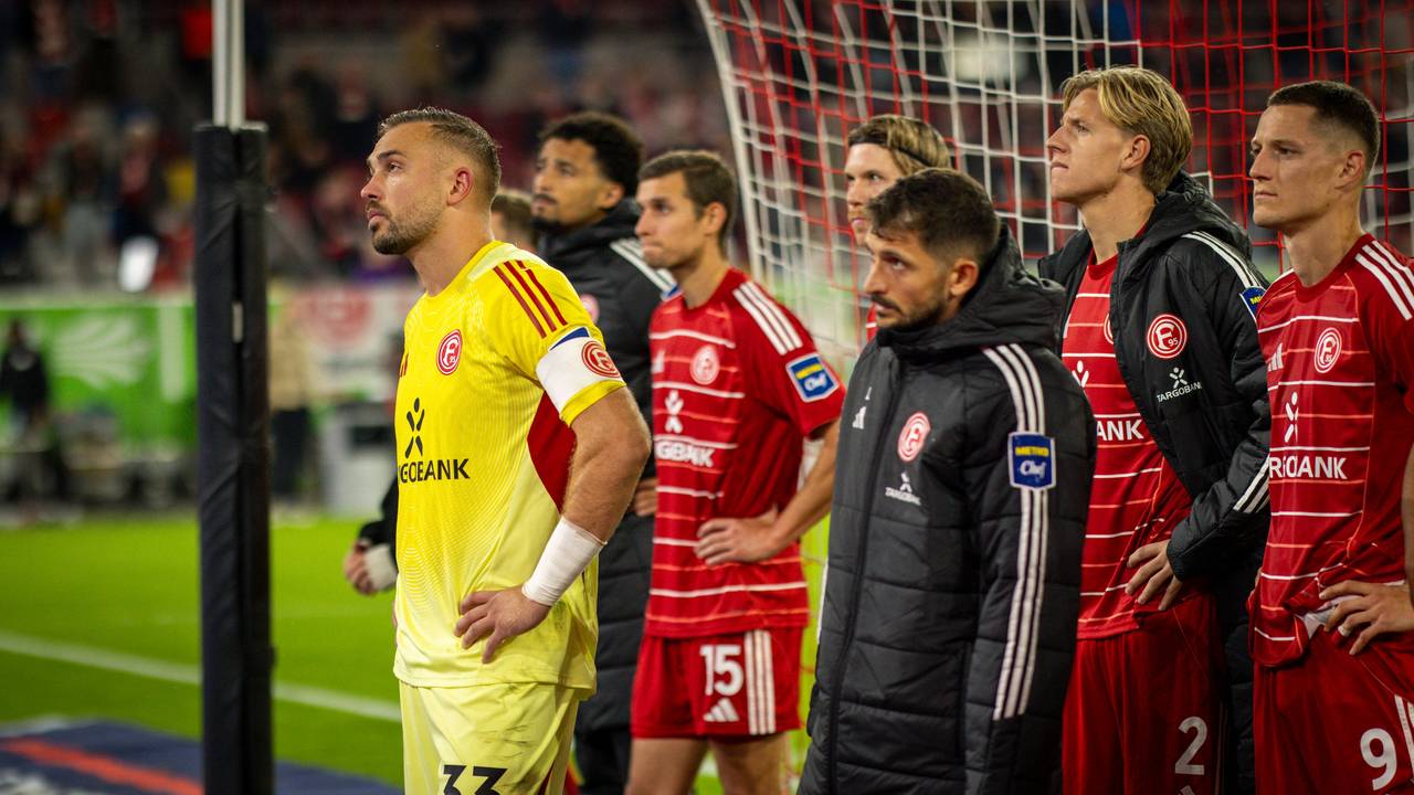 Die Fortuna-Spieler stehen nach dem Spiel enttäuscht vor der Fankurve.