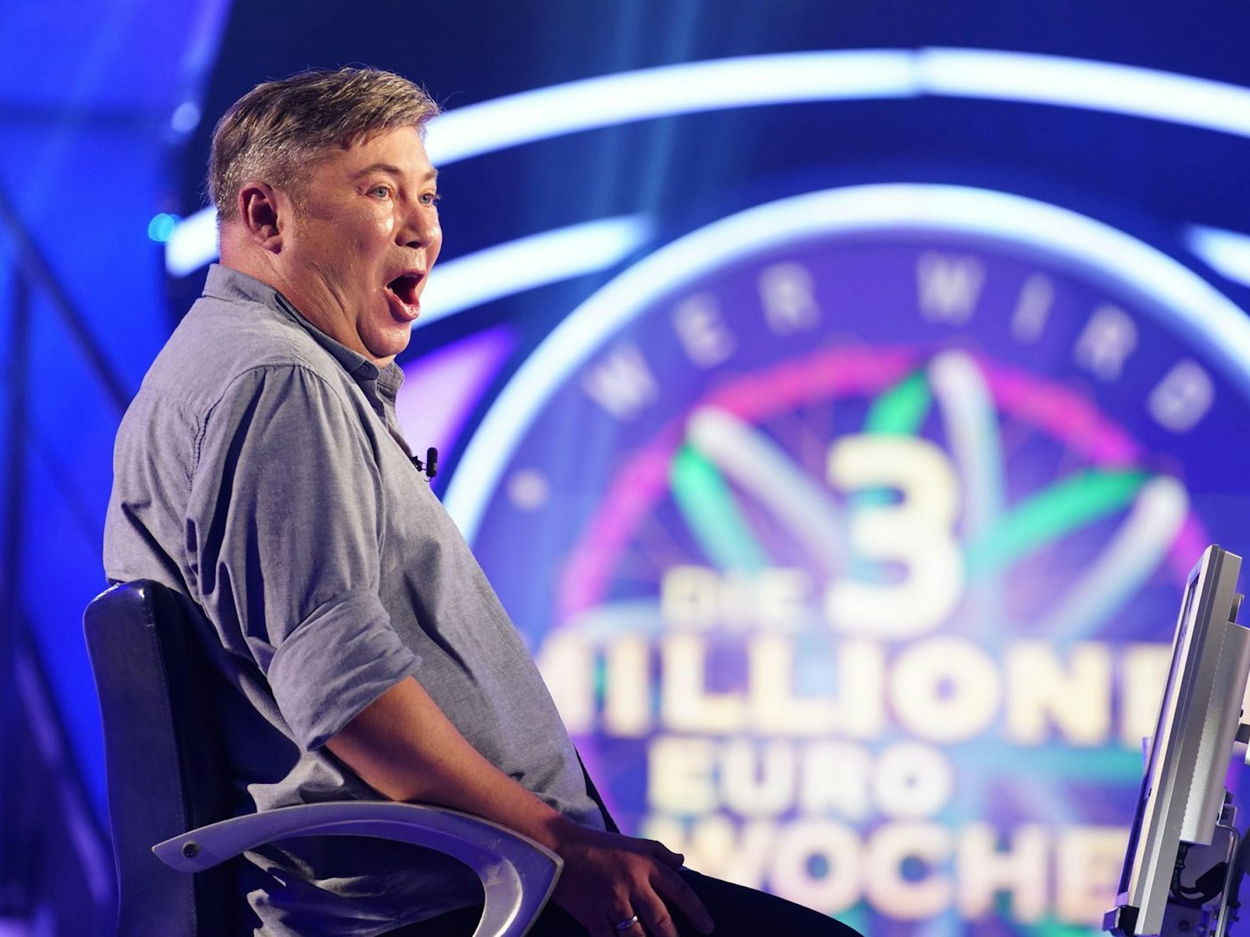 Comedian Sascha Korf traute sich bei „Wer wird Millionär?“ auf den berühmt-berüchtigten Ratestuhl. (Bild: RTL / Stefan Gregorowius)