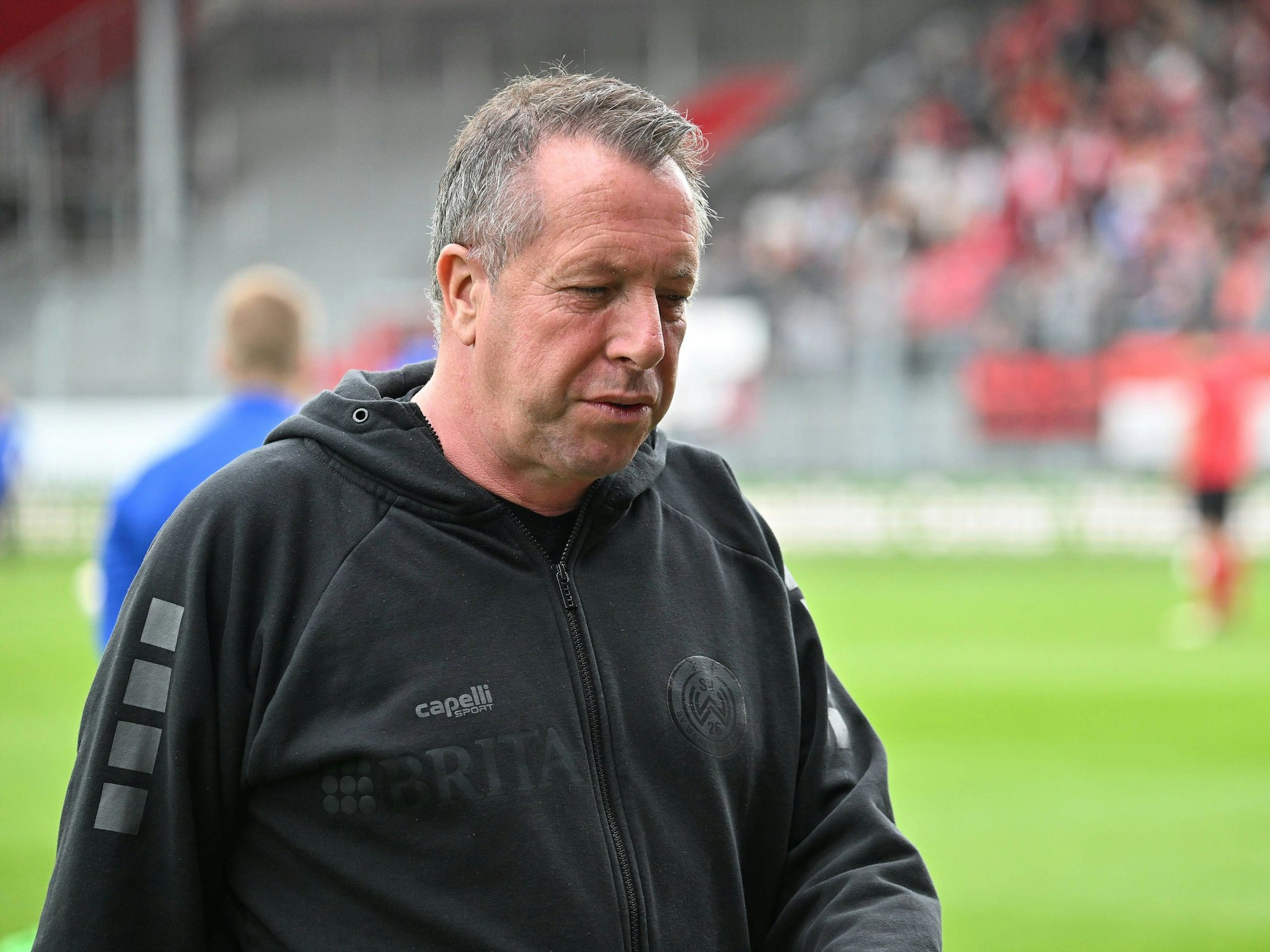 Markus Kauczinski in schwarzer Trainingsjacke.