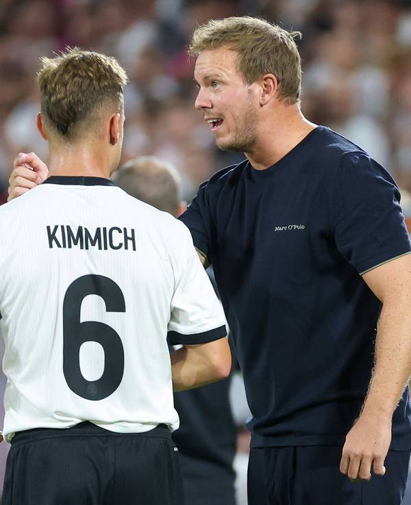 Julian Nagelsmann spricht an der Seitenlinie mit Joshua Kimmich