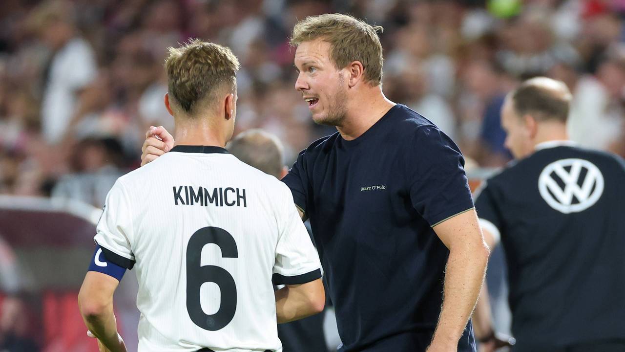 Julian Nagelsmann spricht an der Seitenlinie mit Joshua Kimmich