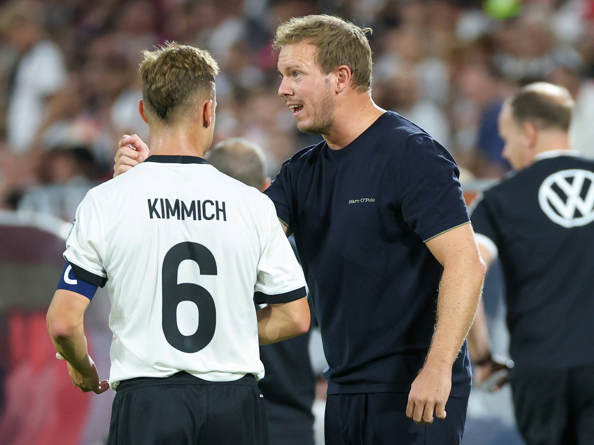 Julian Nagelsmann spricht an der Seitenlinie mit Joshua Kimmich