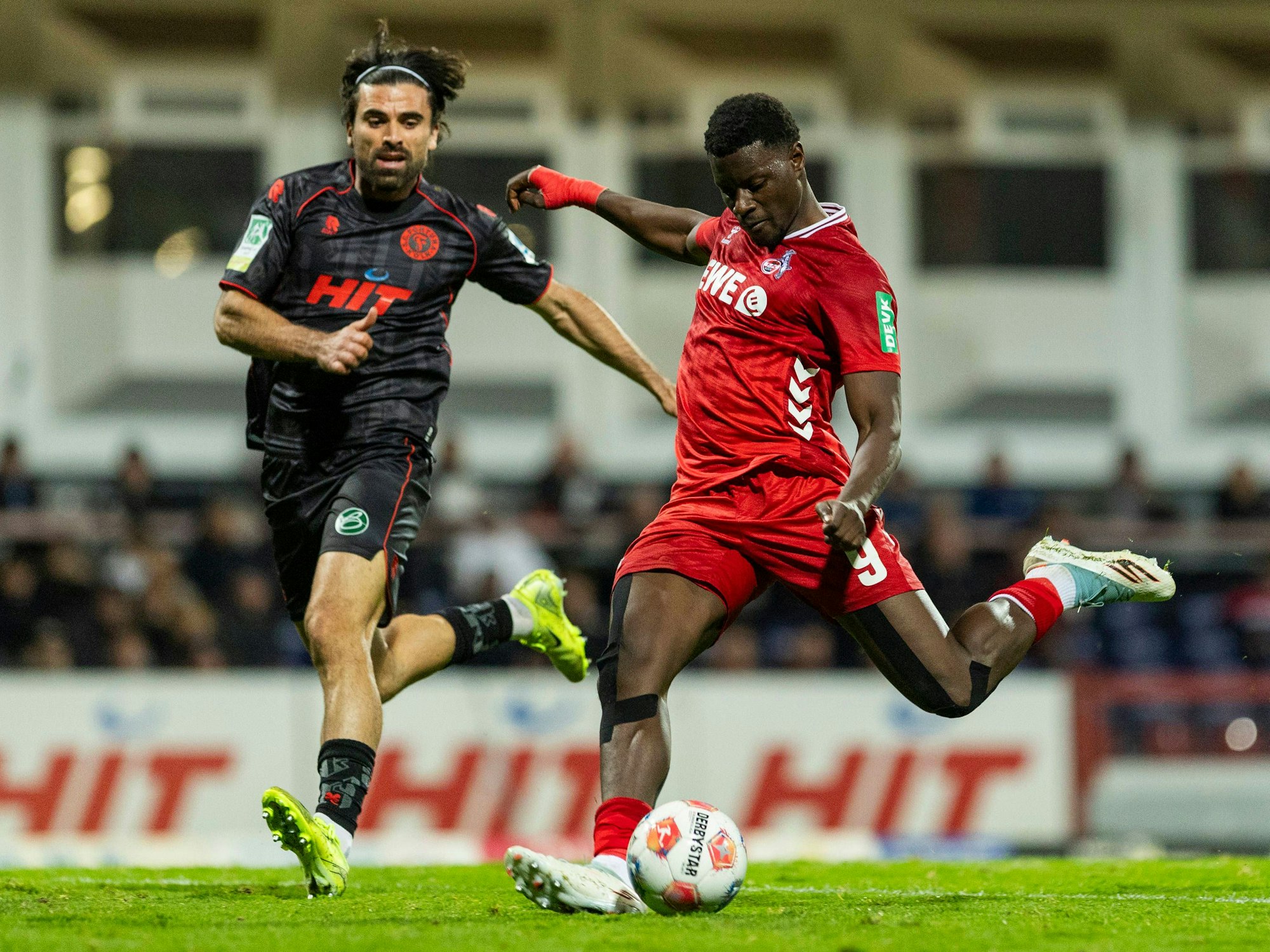 Ragnar Ache trifft gegen Fortuna Köln.