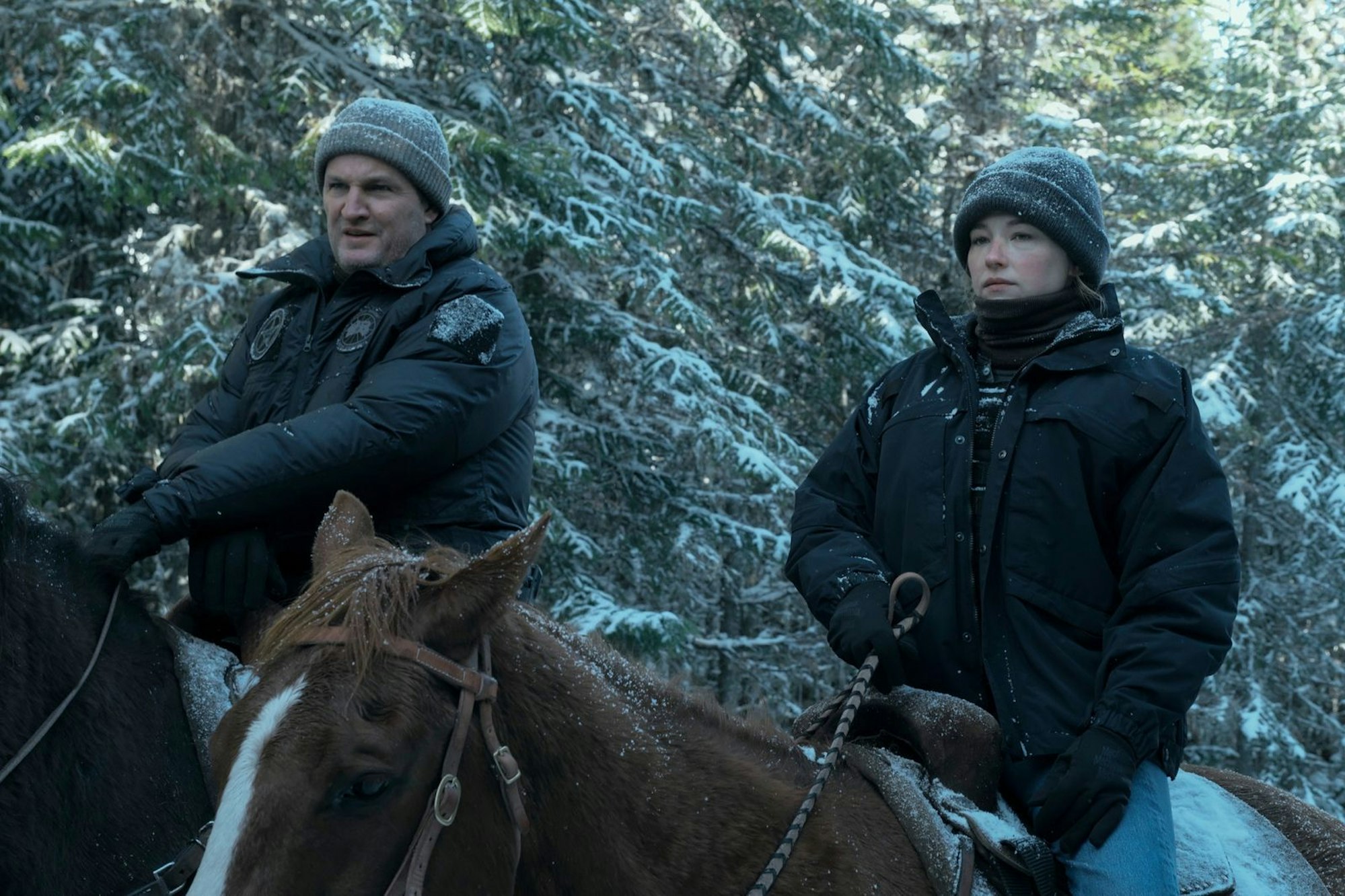 Remnick (Jason Clarke) hat plötzlich die CIA-Agentin Sydney Scofield (Haley Bennett) im Schlepptau. (Bild: © Apple TV+ / Bertrand Calmeau)