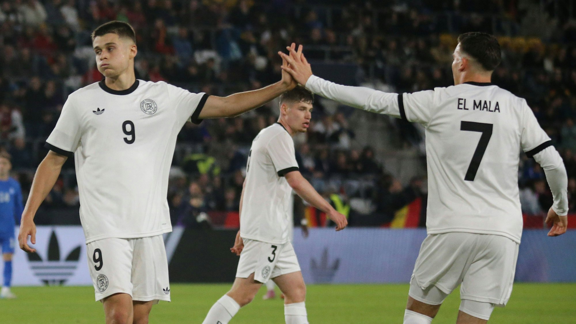 Said El Mala schlägt mit Nicolo Tresoldi ab.