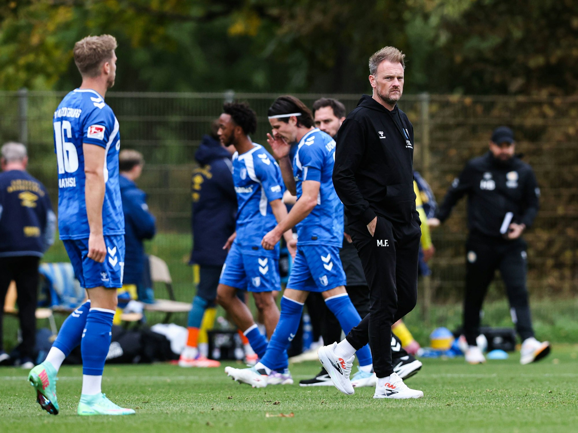 Trainer Markus Fiedler geht nach dem Testspiel enttäuscht über den Platz.