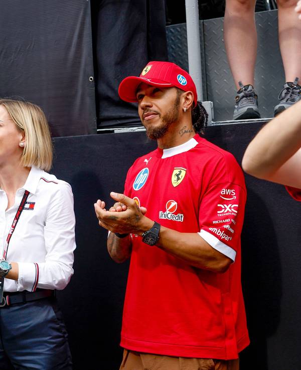 Lewis Hamilton bei einer Ferrari-Veranstaltung auf der Bühne.