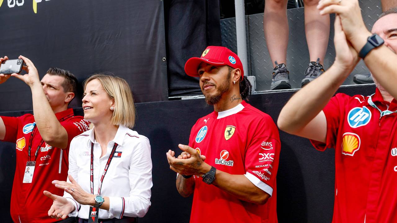 Lewis Hamilton bei einer Ferrari-Veranstaltung auf der Bühne.